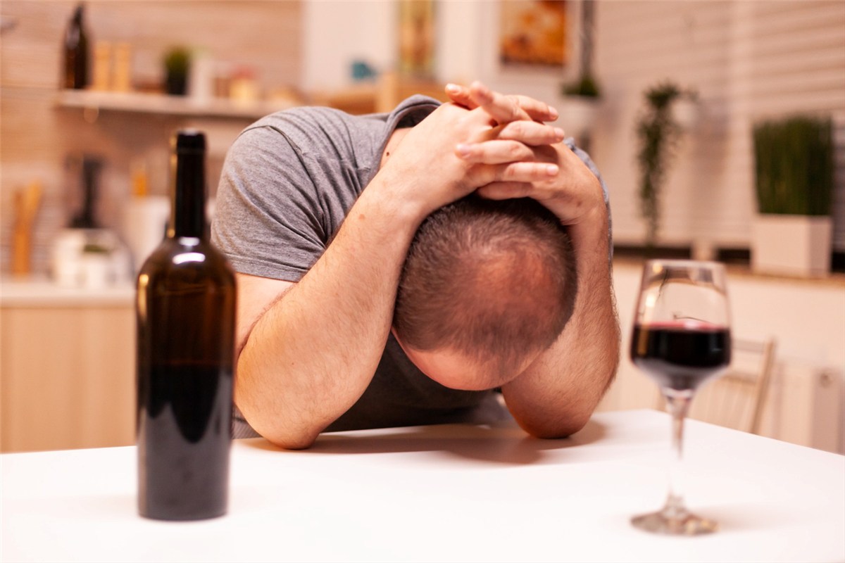 Zatrucie alkoholowe – czym jest, jakie są jego objawy i w jaki sposób je leczyć